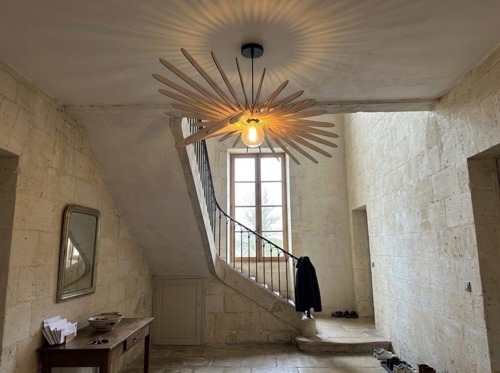 Suspension bois Mireille dans une maison en pierre, près d'un escalier