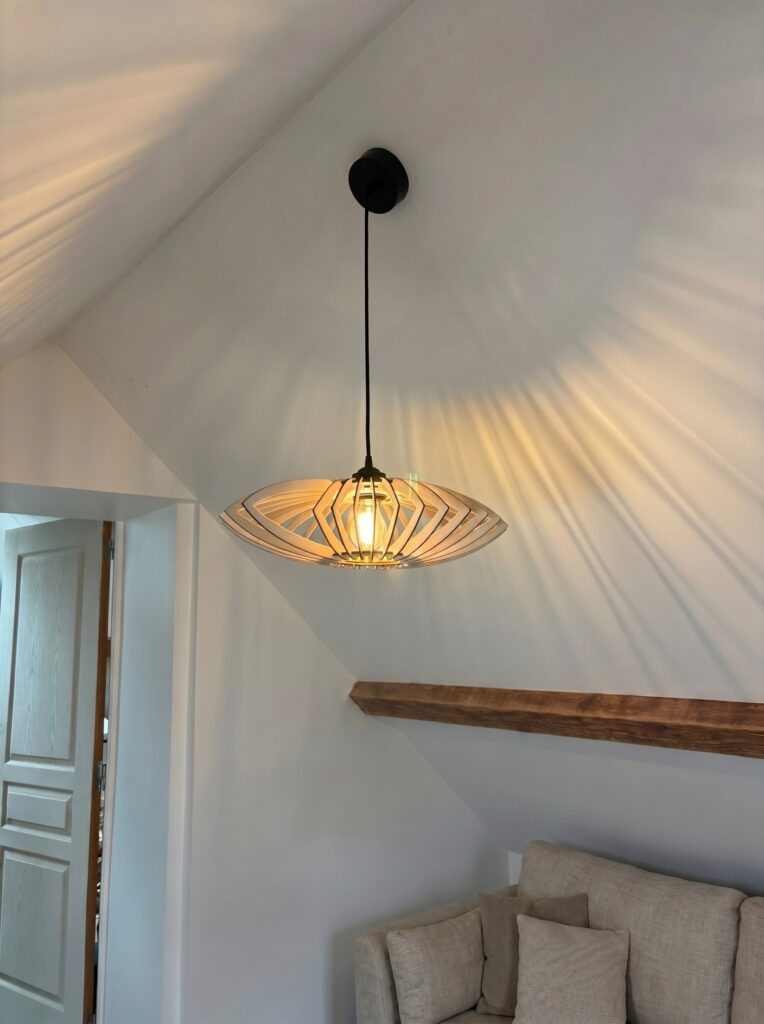 Suspension en bois Sébastien Le marin en forme de coquillage dans une chambre sous combles