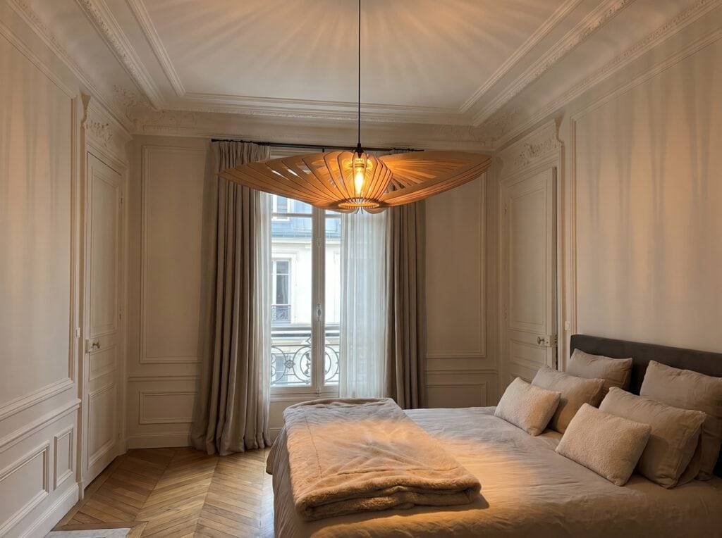 Suspension en bois Sébastien Le marin au-dessus d'un lit dans une chambre haussmannienne