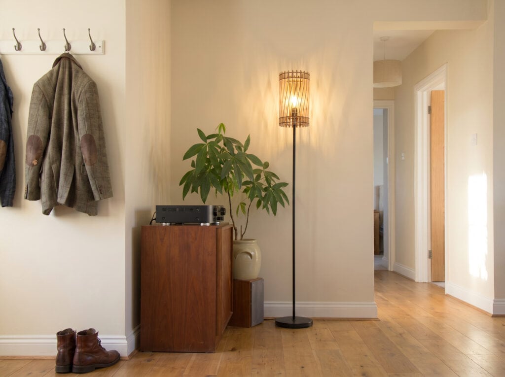 Lampadaire en bois Vincent dans une entrée, près d'une console en bois